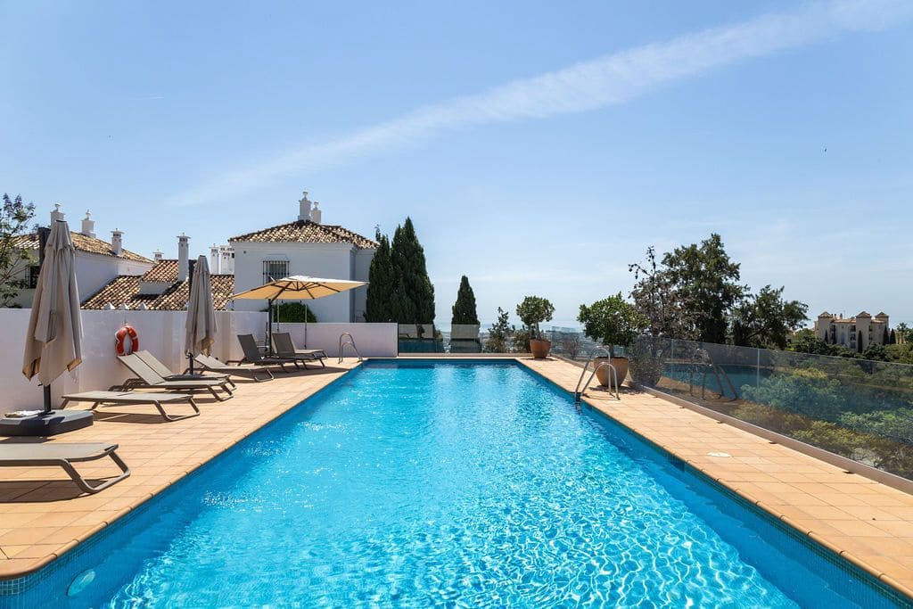 2 Zimmer Apartment zu verkaufen in Benahavis mit Pool - 439.000 € (Ref: 9880342)