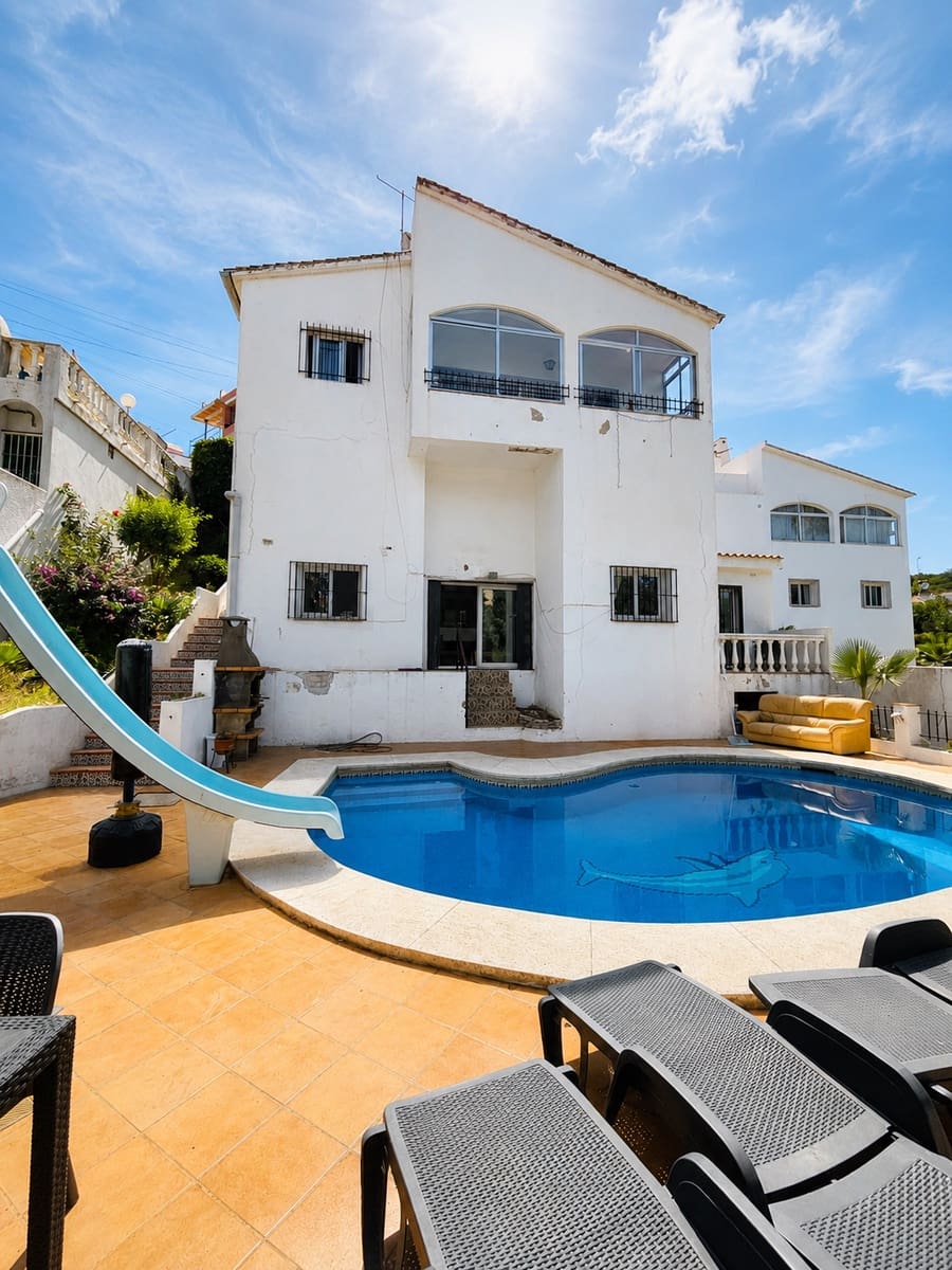 6 bedroom Townhouse for sale in Mijas Costa with pool - € 690,000 (Ref: 9893078)