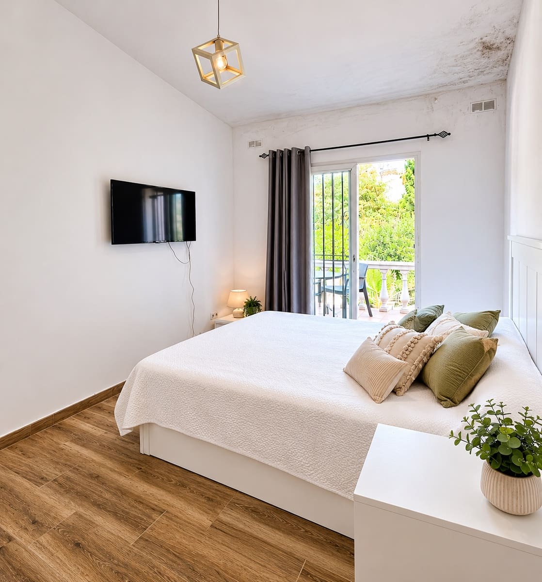 6 bedroom Townhouse for sale in Mijas Costa with pool - € 690,000 (Ref: 9893078)
