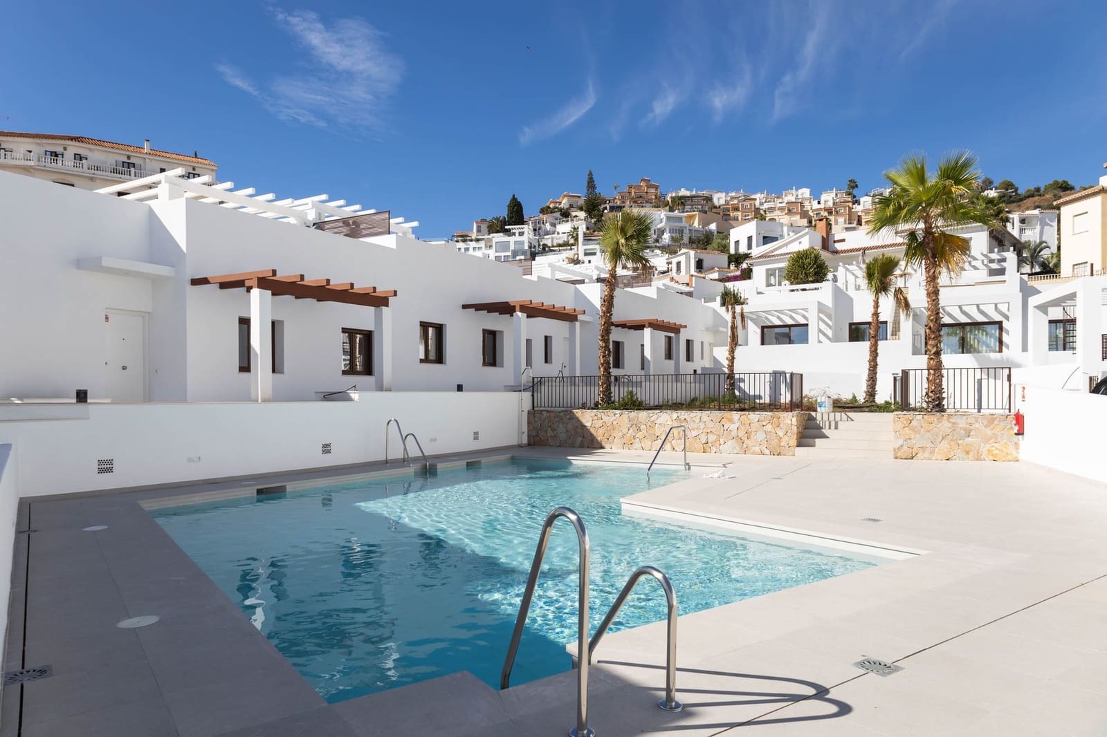 Apartamento para venda em Nerja com piscina - 524 000 € (Ref: 9909051)
