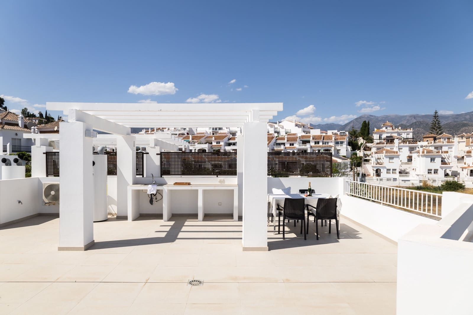 Apartamento para venda em Nerja com piscina - 524 000 € (Ref: 9909051)