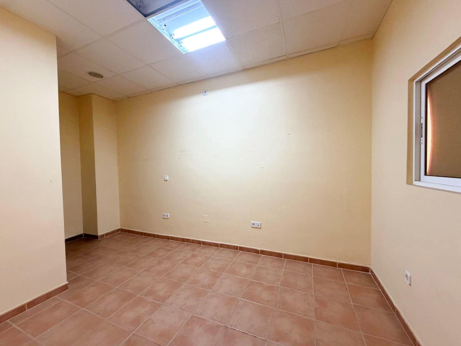 Commercial for sale in Jaen city - € 99,000 (Ref: 9918771)
