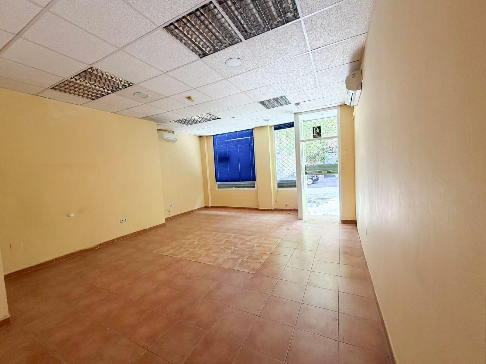 Commercial for sale in Jaen city - € 99,000 (Ref: 9918771)