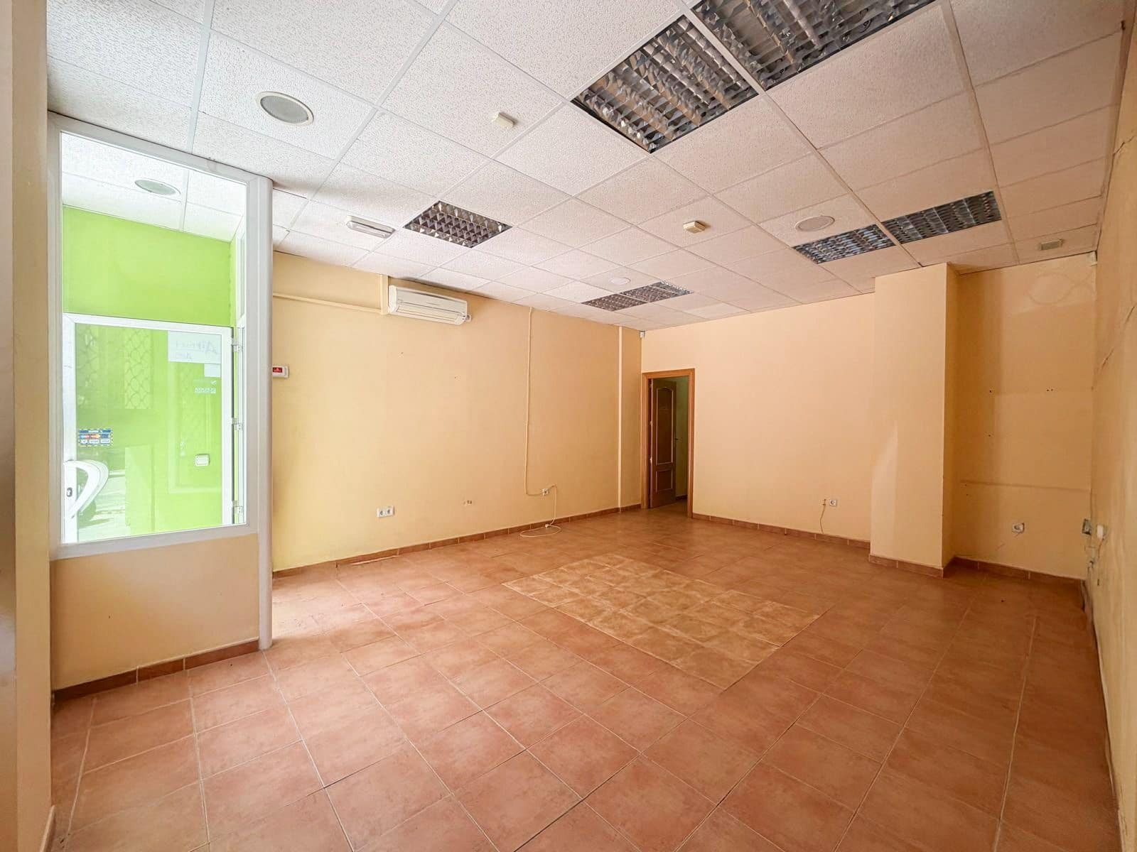 Commercial for sale in Jaen city - € 99,000 (Ref: 9918771)