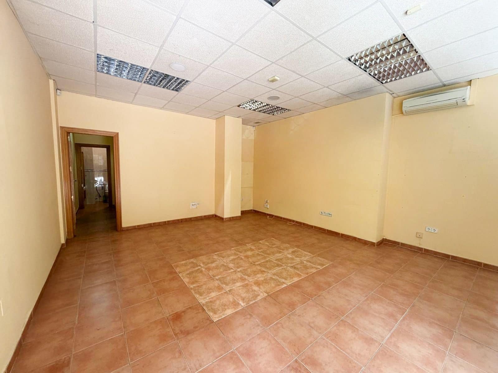 Commercial for sale in Jaen city - € 99,000 (Ref: 9918771)