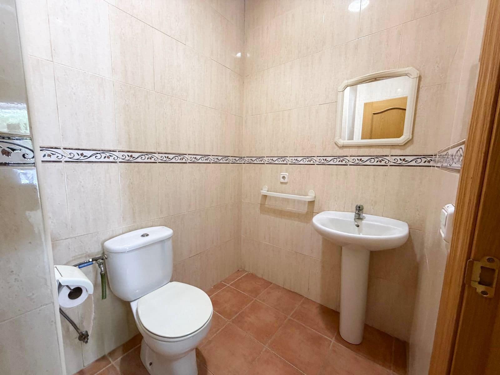 Commercial for sale in Jaen city - € 99,000 (Ref: 9918771)