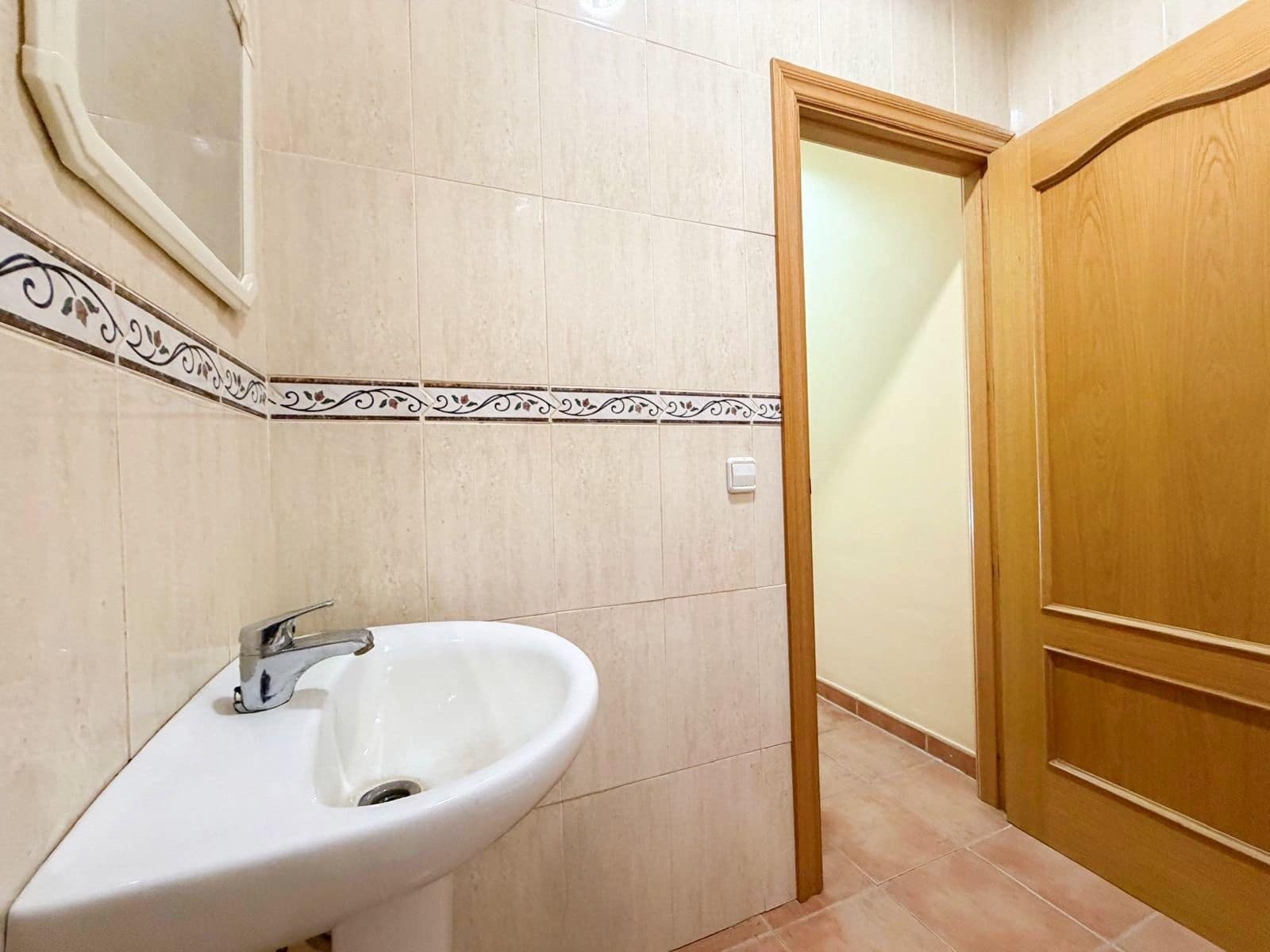 Commercial for sale in Jaen city - € 99,000 (Ref: 9918771)