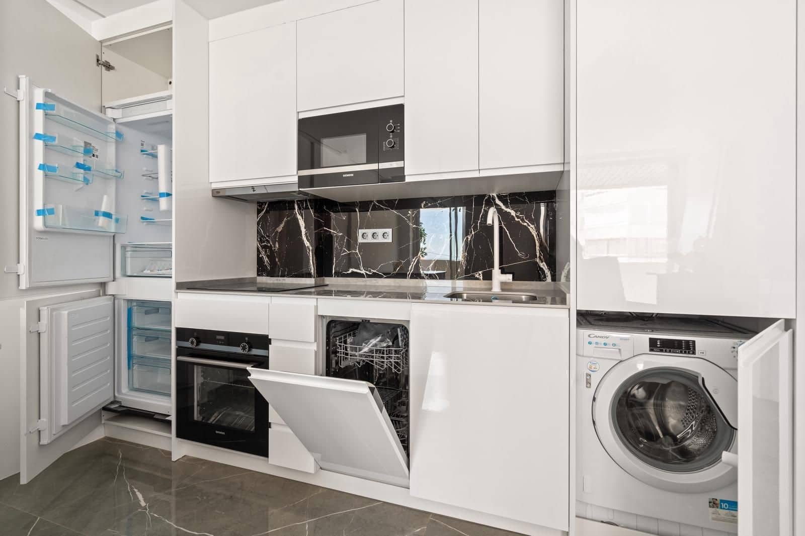 2 slaapkamer Appartement te koop in Benalmadena met zwembad - € 550.000 (Ref: 9921588)