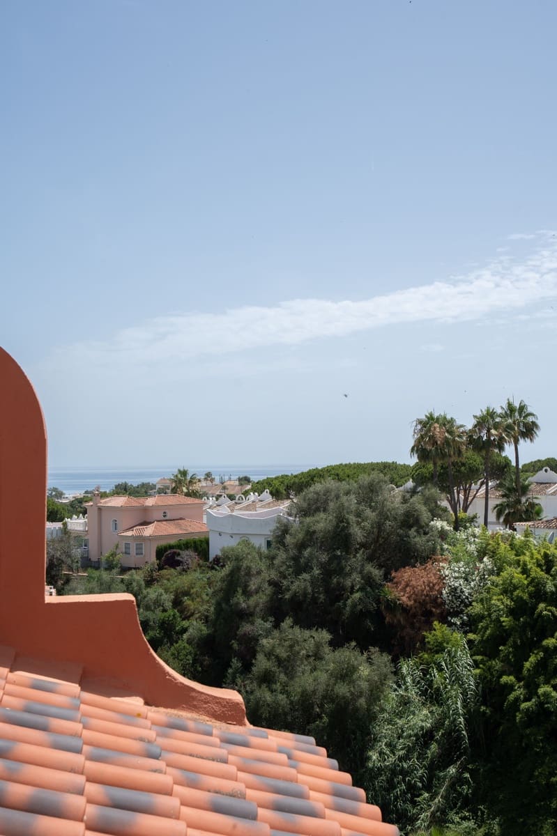 2 bedroom Penthouse for sale in Marbella with pool - € 420,000 (Ref: 9924853)