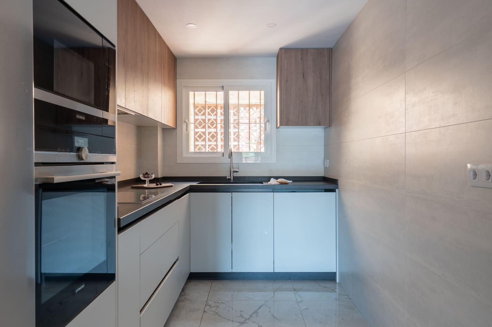2 bedroom Penthouse for sale in Marbella with pool - € 420,000 (Ref: 9924853)