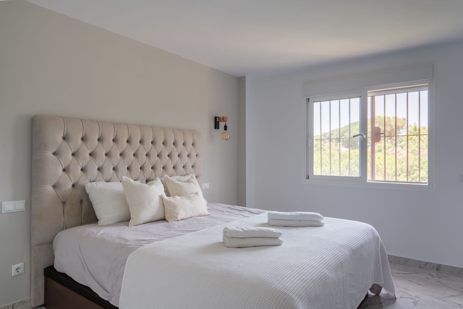 2 bedroom Penthouse for sale in Marbella with pool - € 420,000 (Ref: 9924853)