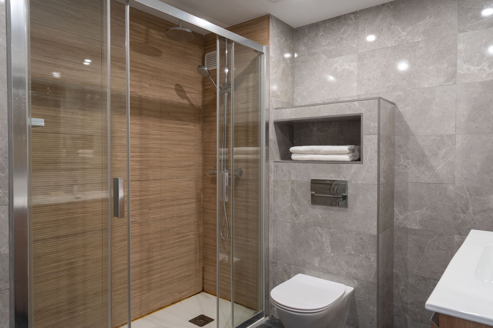 2 bedroom Penthouse for sale in Marbella with pool - € 420,000 (Ref: 9924853)