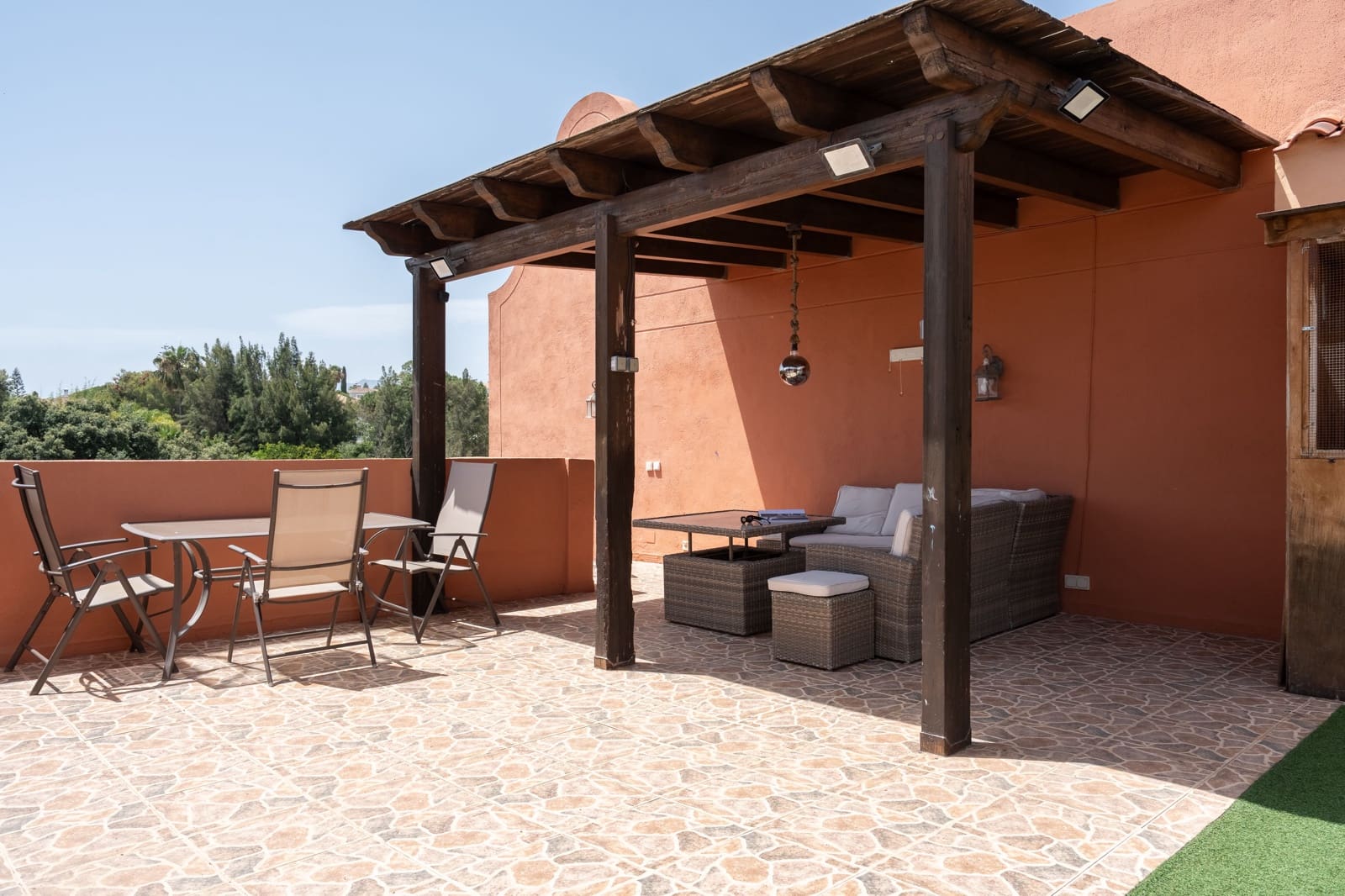 2 bedroom Penthouse for sale in Marbella with pool - € 420,000 (Ref: 9924853)