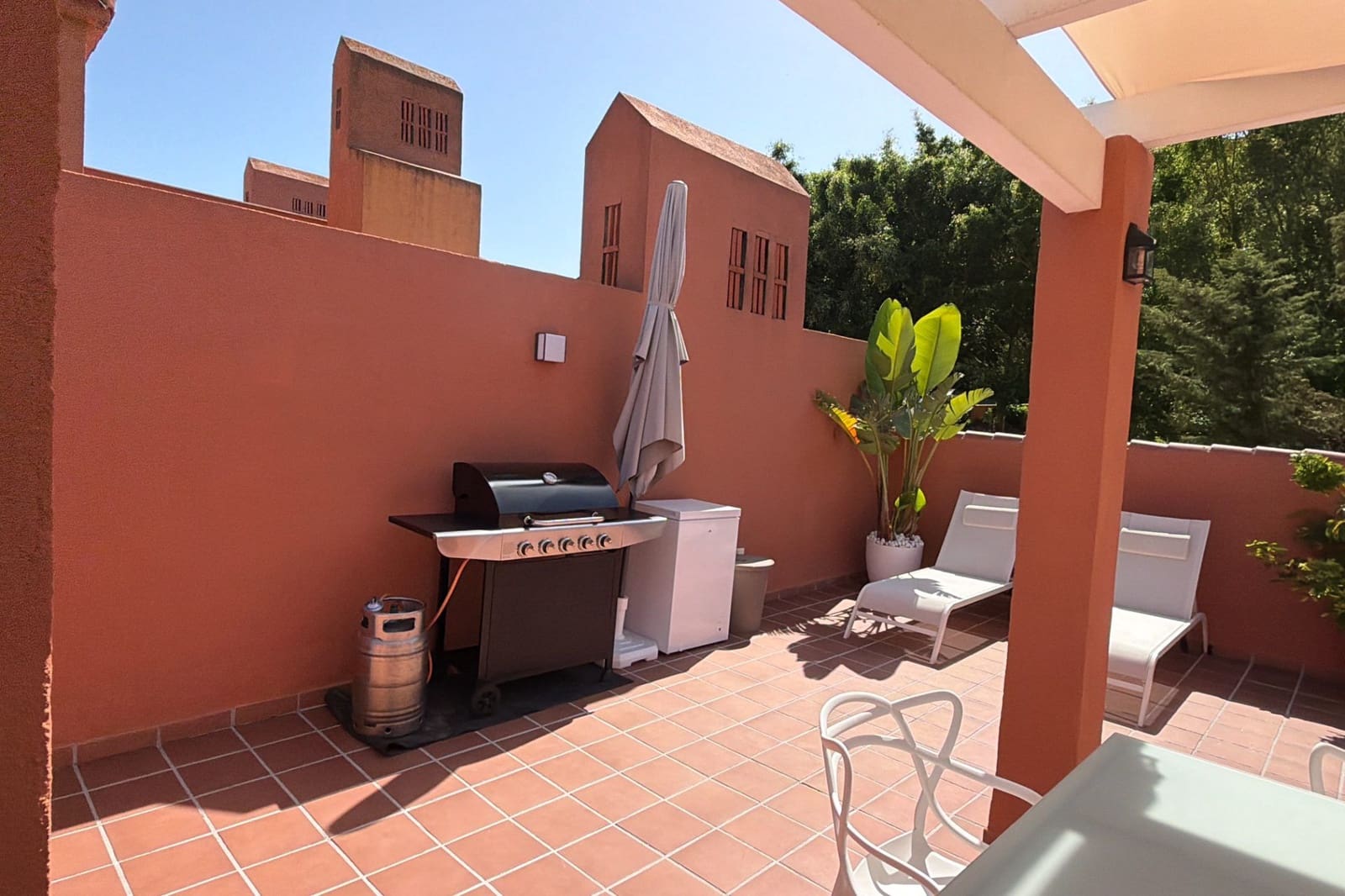 2 bedroom Apartment for sale in Marbella with pool - € 450,000 (Ref: 9924926)