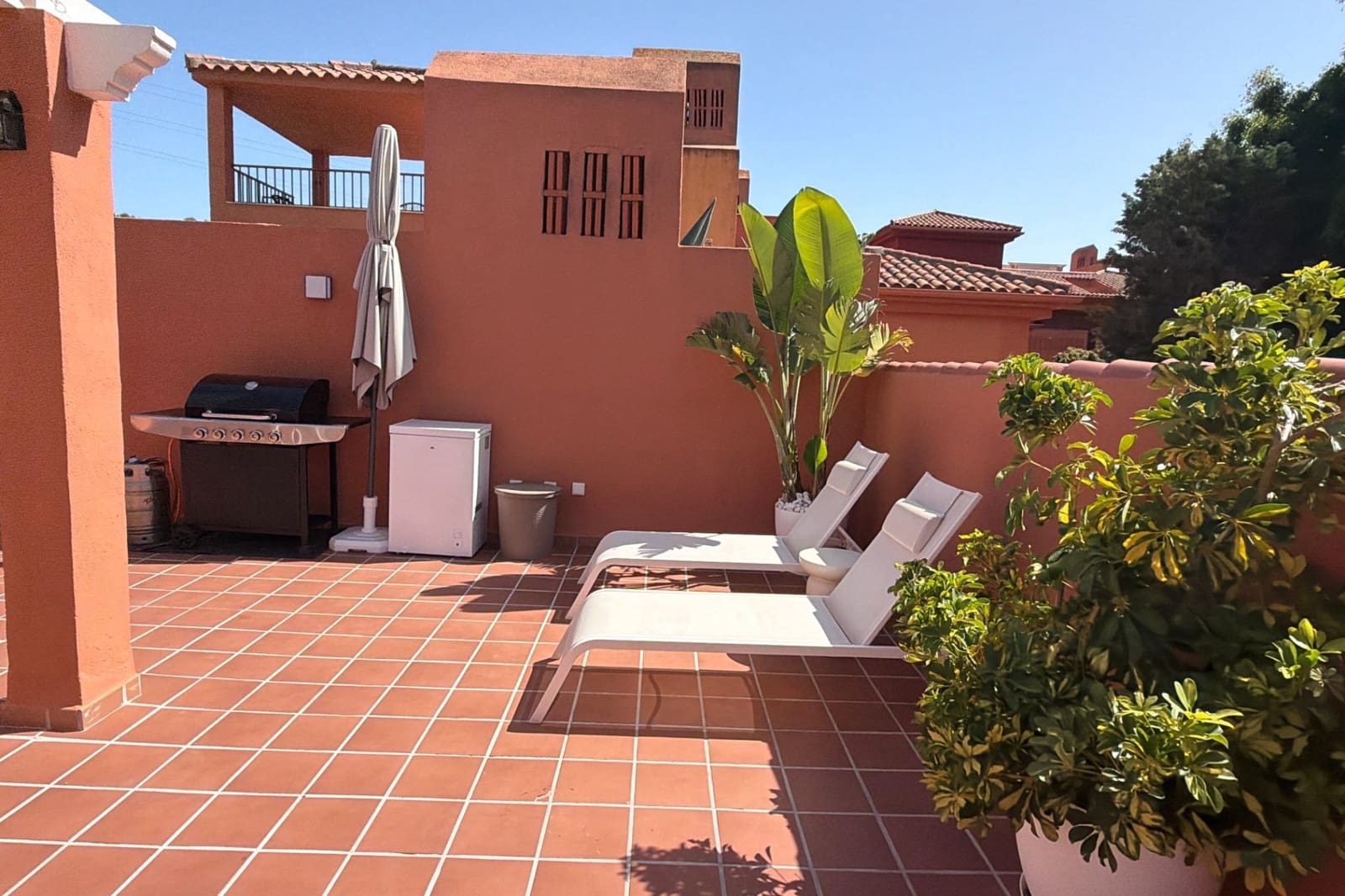 2 bedroom Apartment for sale in Marbella with pool - € 450,000 (Ref: 9924926)