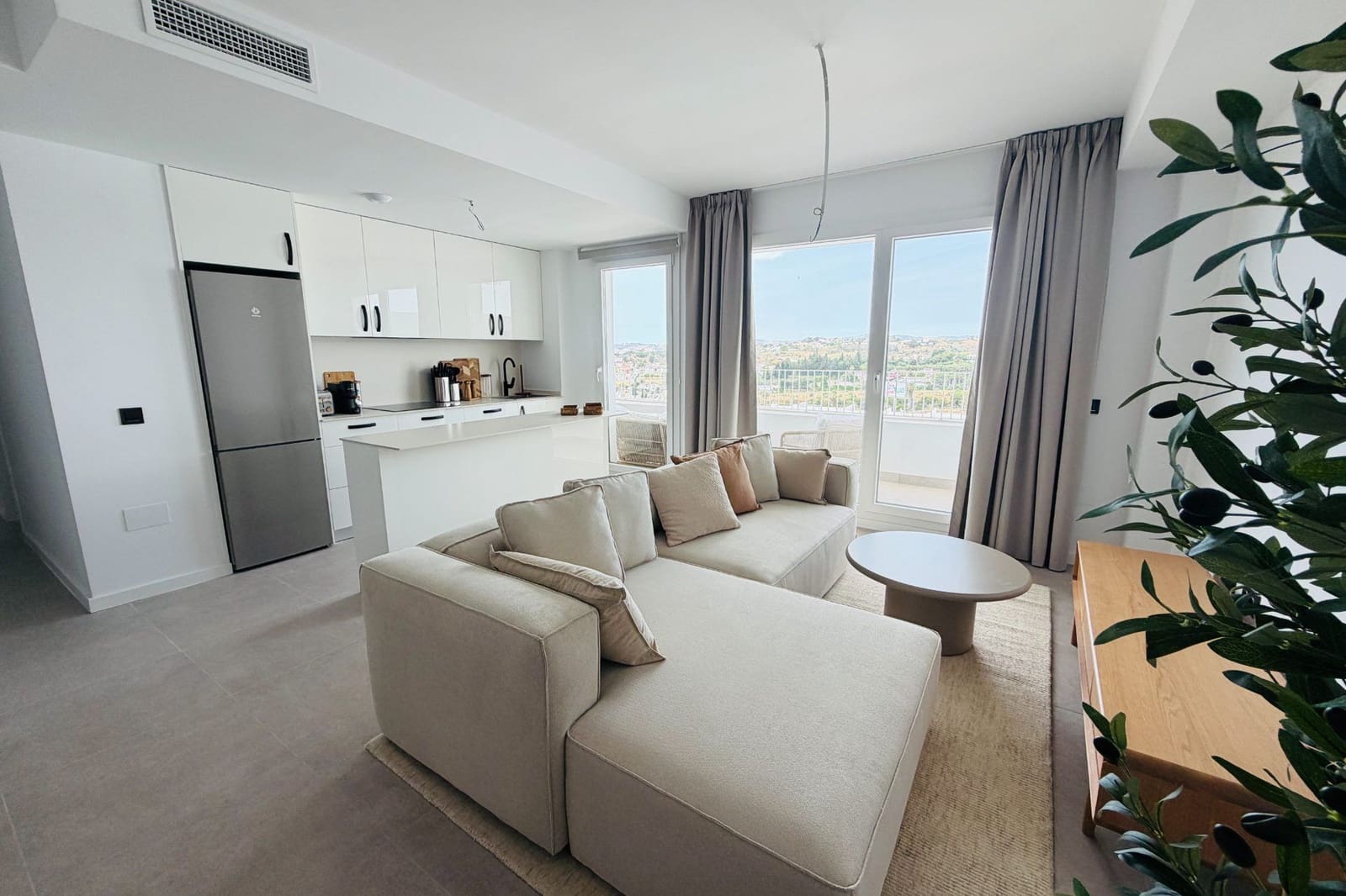 3 bedroom Apartment for rent in Fuengirola with pool garage - € 2,500 (Ref: 9929887)