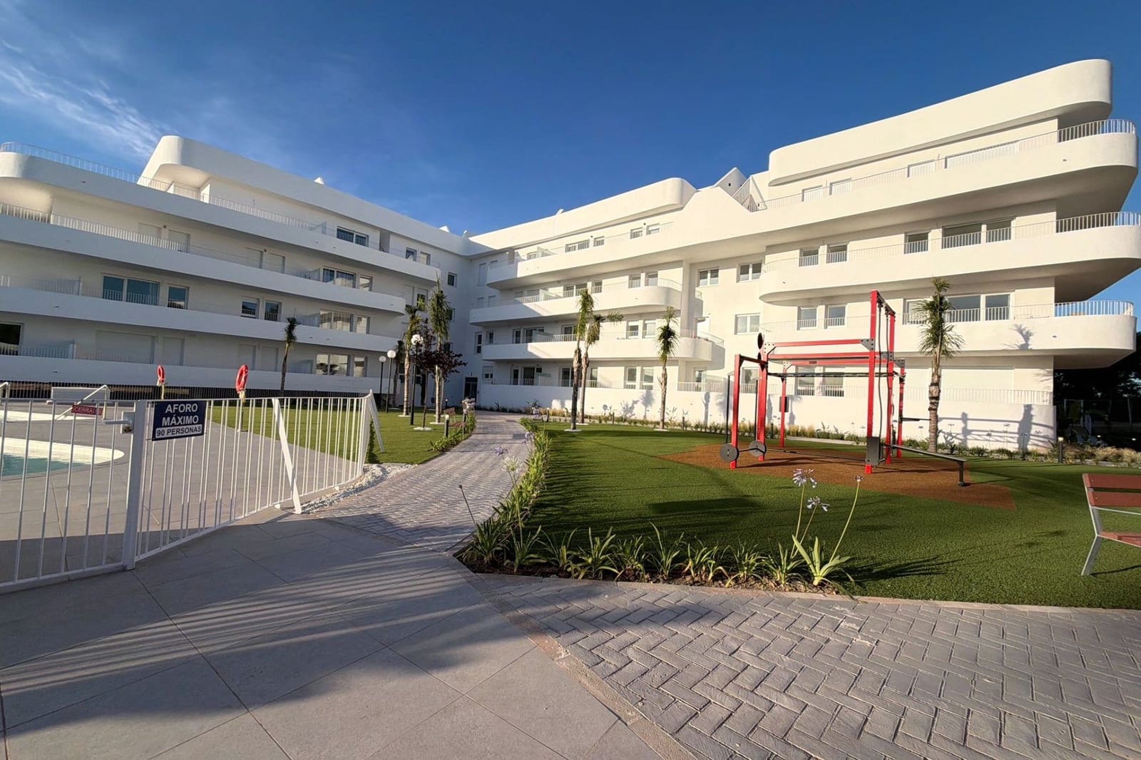 3 bedroom Apartment for rent in Fuengirola with pool garage - € 2,500 (Ref: 9929887)