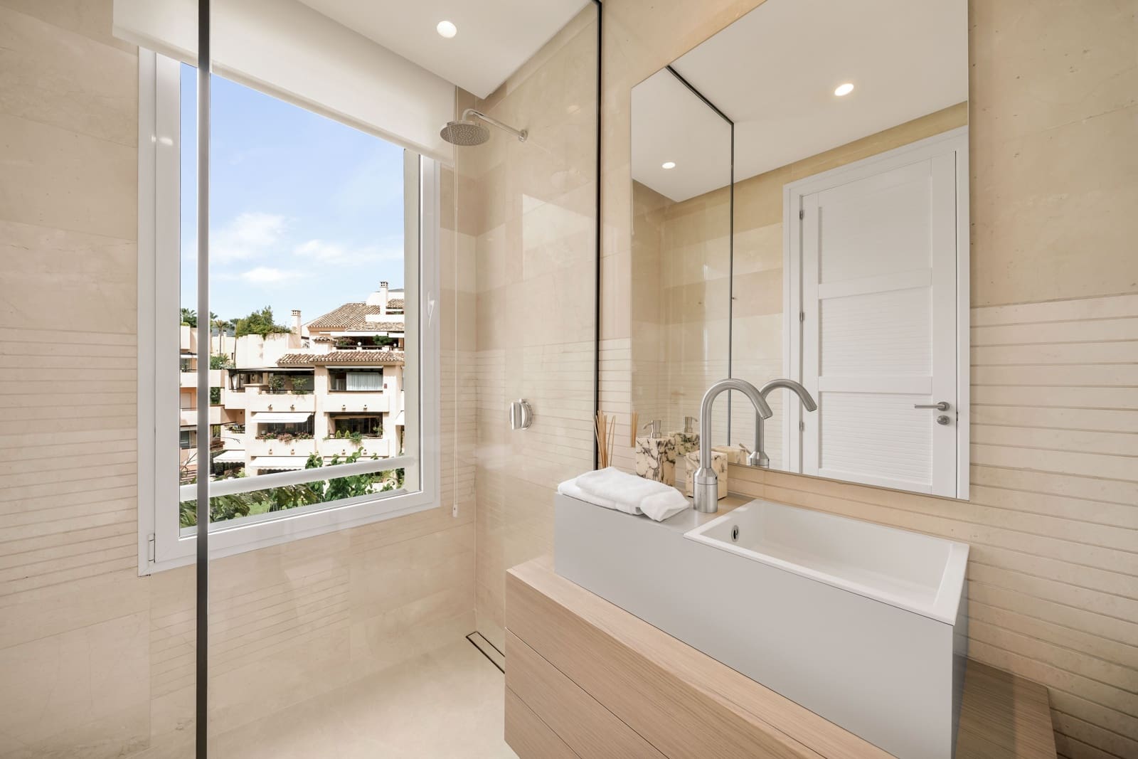 3 bedroom Flat for sale in Marbella with pool - € 2,150,000 (Ref: 9939115)