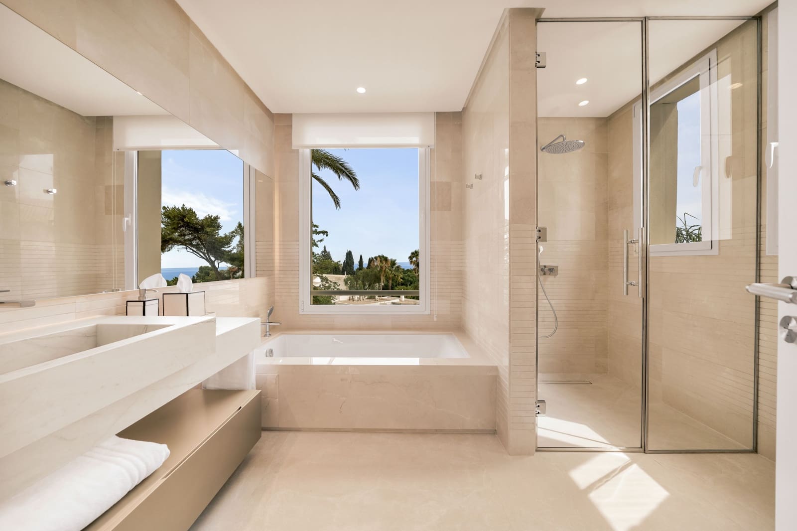3 bedroom Flat for sale in Marbella with pool - € 2,150,000 (Ref: 9939115)