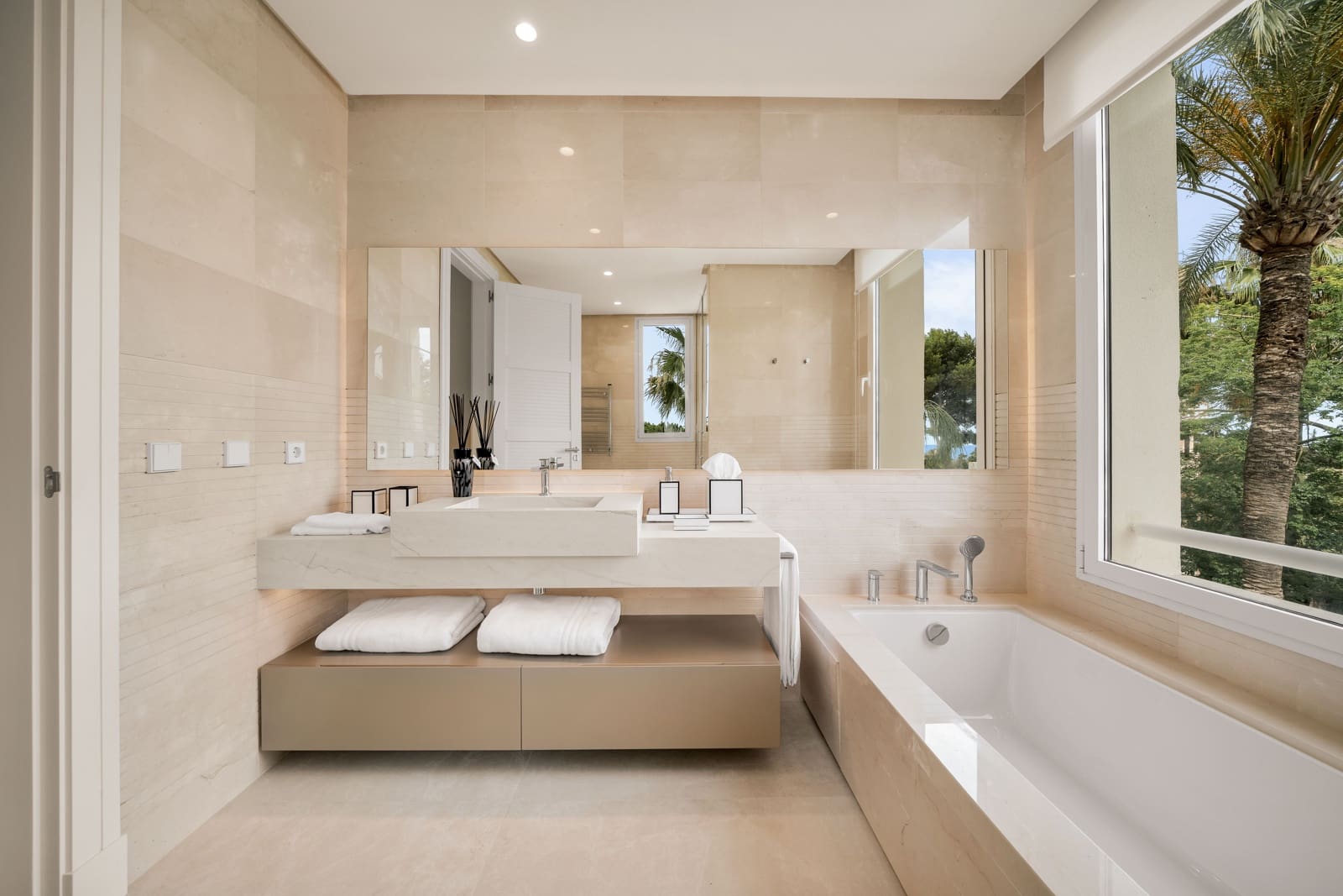 3 bedroom Flat for sale in Marbella with pool - € 2,150,000 (Ref: 9939115)