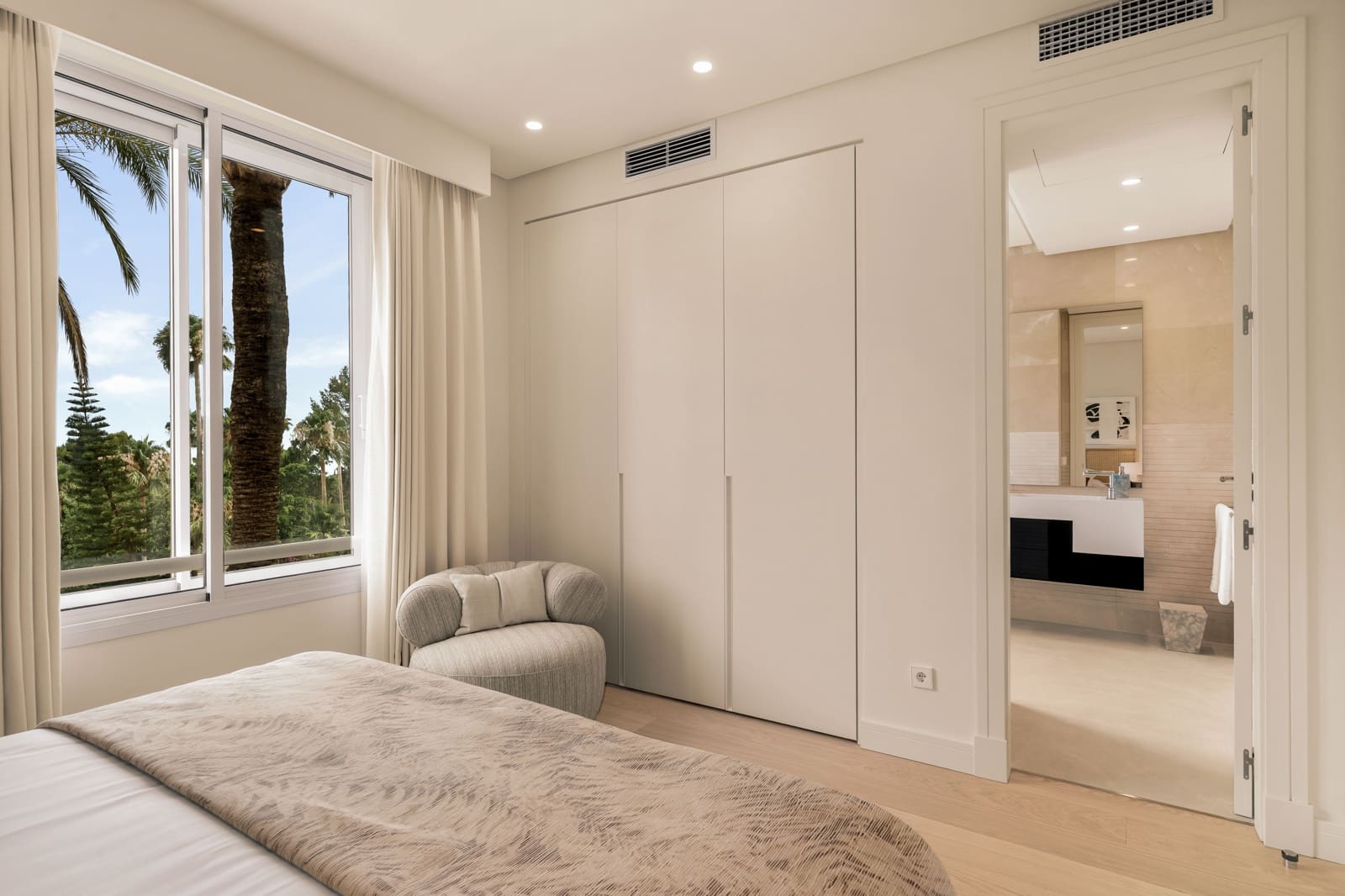 3 bedroom Flat for sale in Marbella with pool - € 2,150,000 (Ref: 9939115)