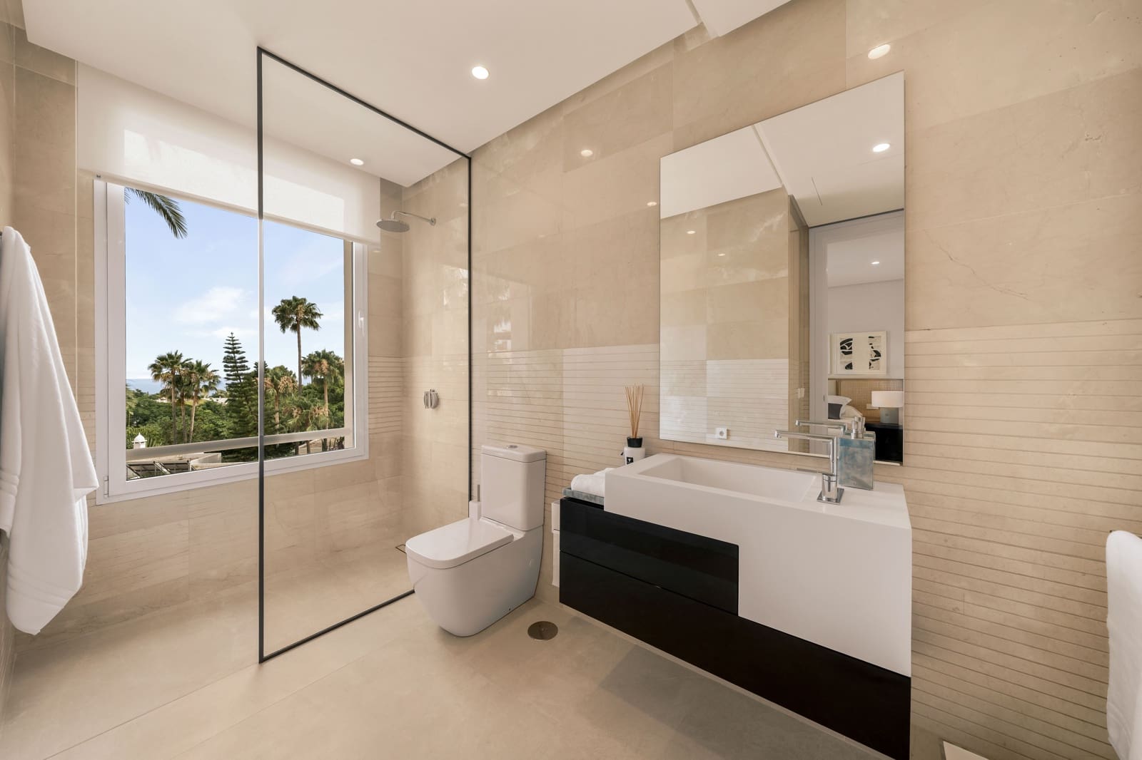 3 bedroom Flat for sale in Marbella with pool - € 2,150,000 (Ref: 9939115)