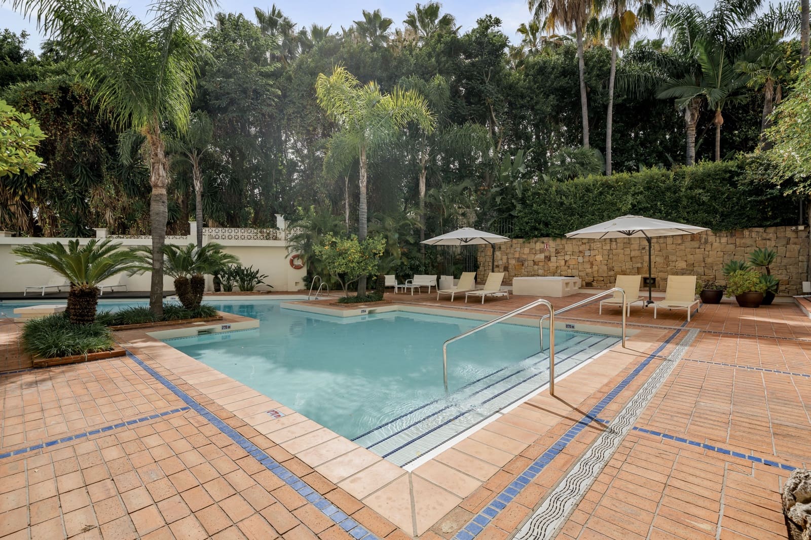 3 bedroom Flat for sale in Marbella with pool - € 2,150,000 (Ref: 9939115)