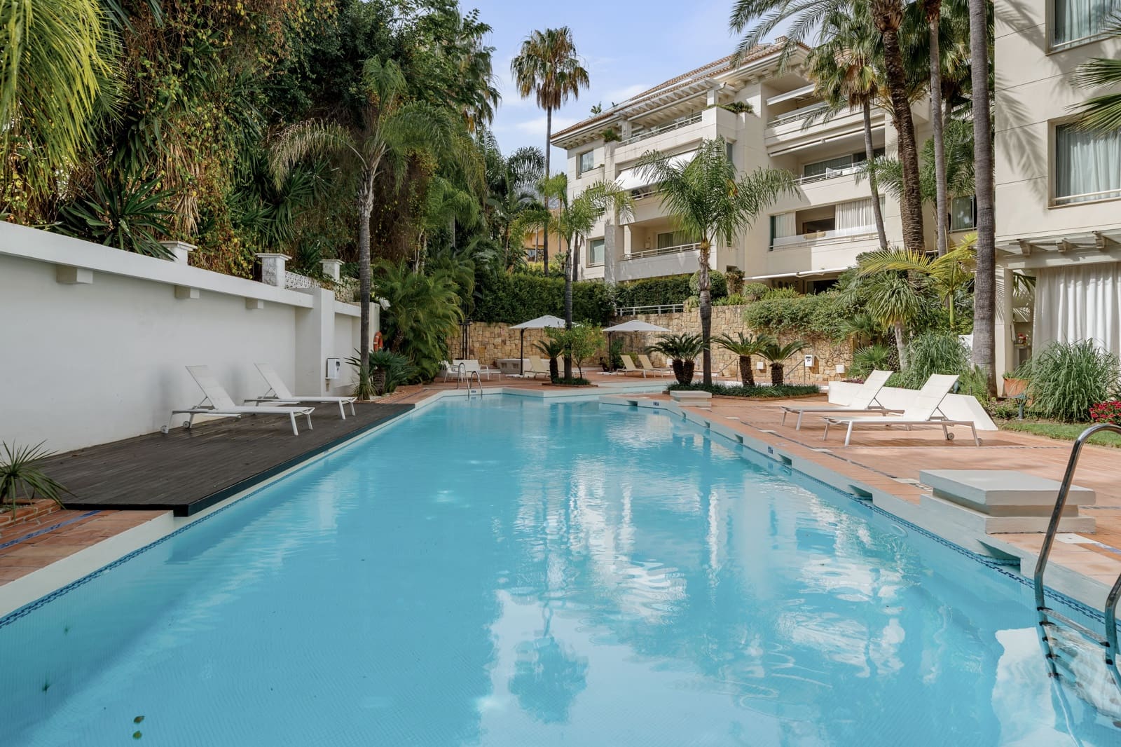 3 bedroom Flat for sale in Marbella with pool - € 2,150,000 (Ref: 9939115)