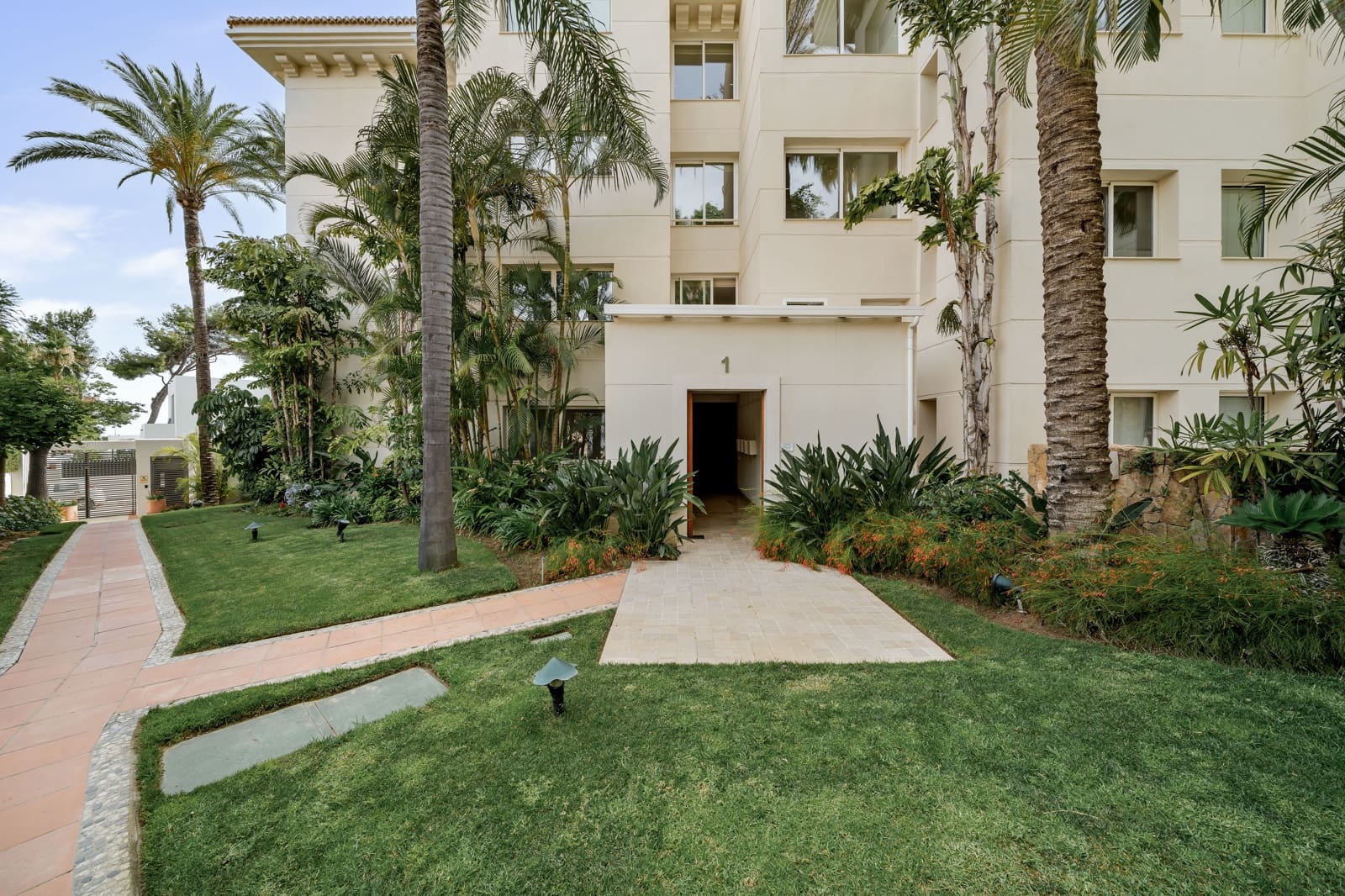 3 bedroom Flat for sale in Marbella with pool - € 2,150,000 (Ref: 9939115)