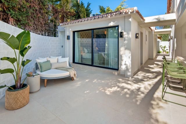 5 slaapkamer Villa te koop in Las Brisas, Marbella met zwembad - € 5.995.000 (Ref: 9941193)