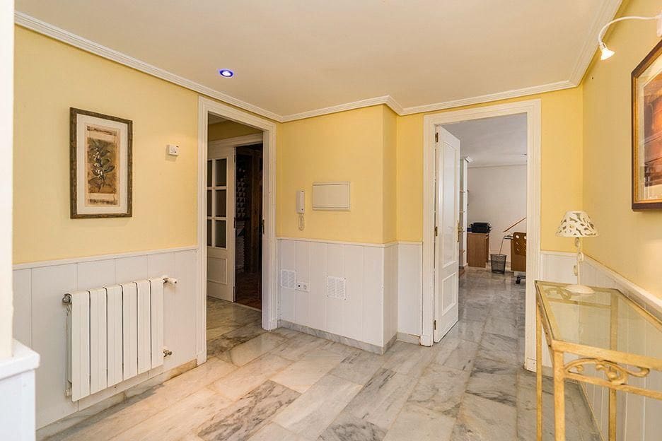 4 bedroom Townhouse for rent in Marbella with pool garage - € 4,000 (Ref: 9972342)