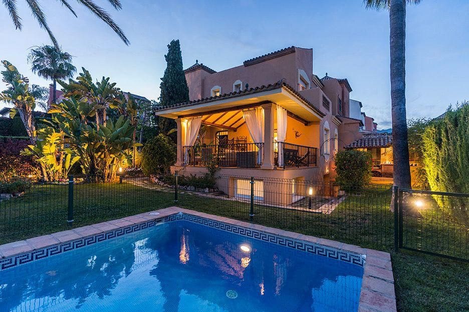 4 bedroom Townhouse for rent in Marbella with pool garage - € 4,000 (Ref: 9972342)