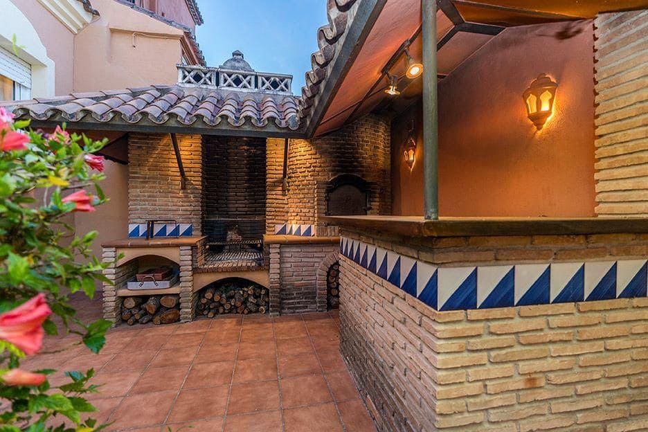 4 bedroom Townhouse for rent in Marbella with pool garage - € 4,000 (Ref: 9972342)