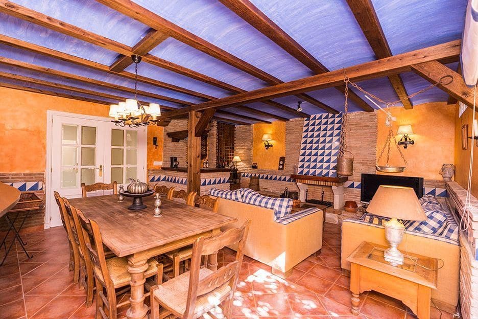 4 bedroom Townhouse for rent in Marbella with pool garage - € 4,000 (Ref: 9972342)