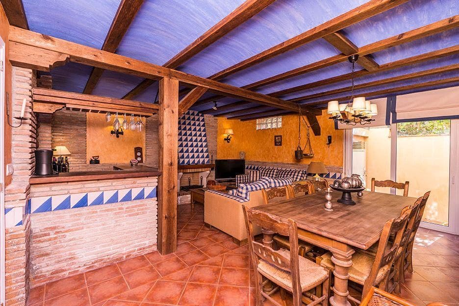 4 bedroom Townhouse for rent in Marbella with pool garage - € 4,000 (Ref: 9972342)