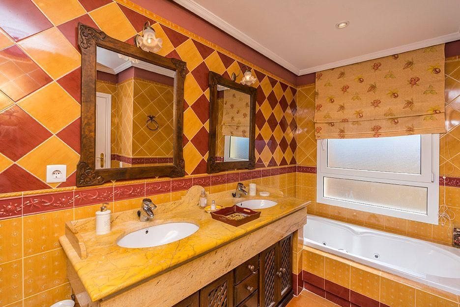 4 bedroom Townhouse for rent in Marbella with pool garage - € 4,000 (Ref: 9972342)