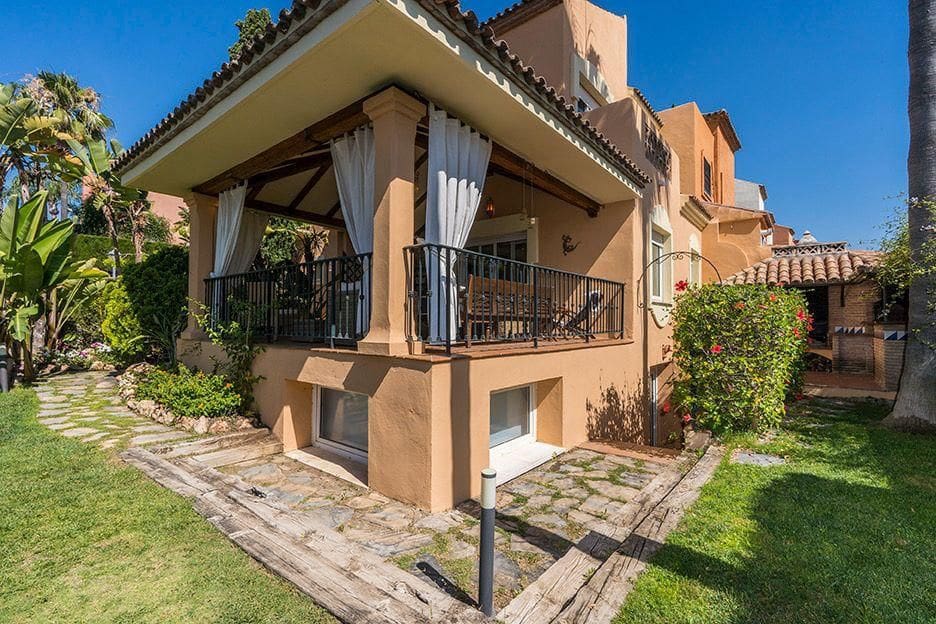 4 bedroom Townhouse for rent in Marbella with pool garage - € 4,000 (Ref: 9972342)