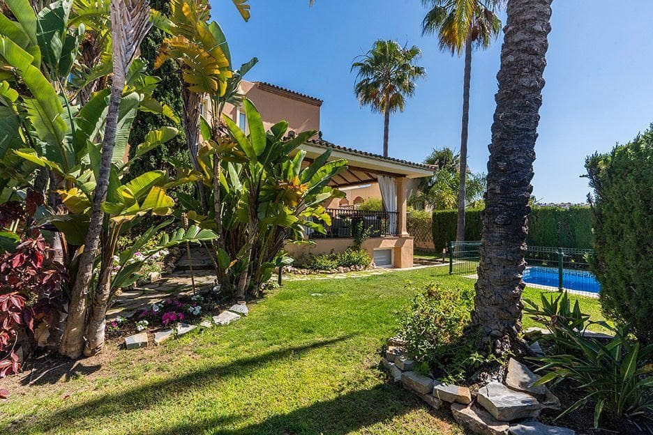 4 bedroom Townhouse for rent in Marbella with pool garage - € 4,000 (Ref: 9972342)