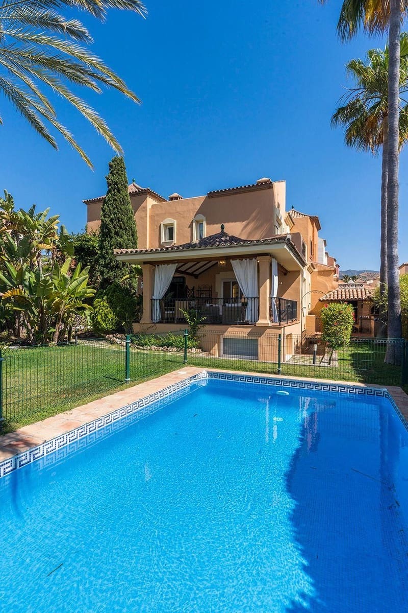 4 bedroom Townhouse for rent in Marbella with pool garage - € 4,000 (Ref: 9972342)