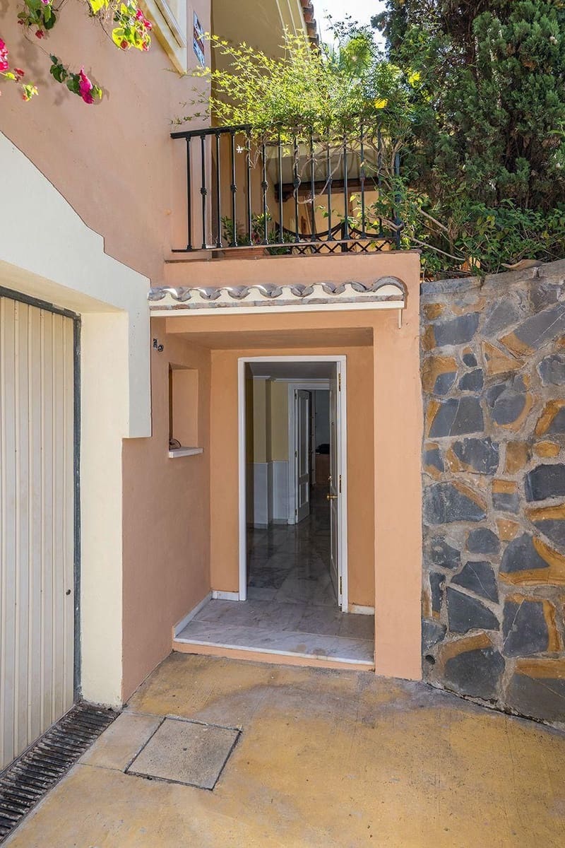 4 bedroom Townhouse for rent in Marbella with pool garage - € 4,000 (Ref: 9972342)