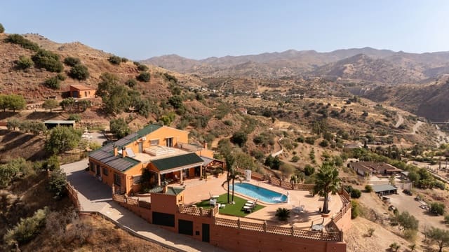5 Zimmer Haus zu verkaufen in Almogía mit Pool - 989.000 € (Ref: 9996038)