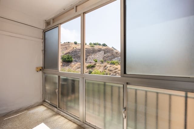 3 slaapkamer Flat te koop in Ciudad Jardín, Málaga stad - € 220.000 (Ref: 9996205)