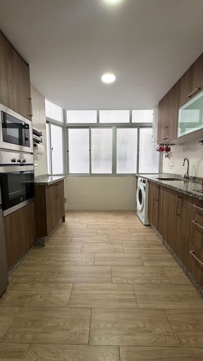 Appartement à louer à Malaga ville - 1 400 € (Ref: 9996415)