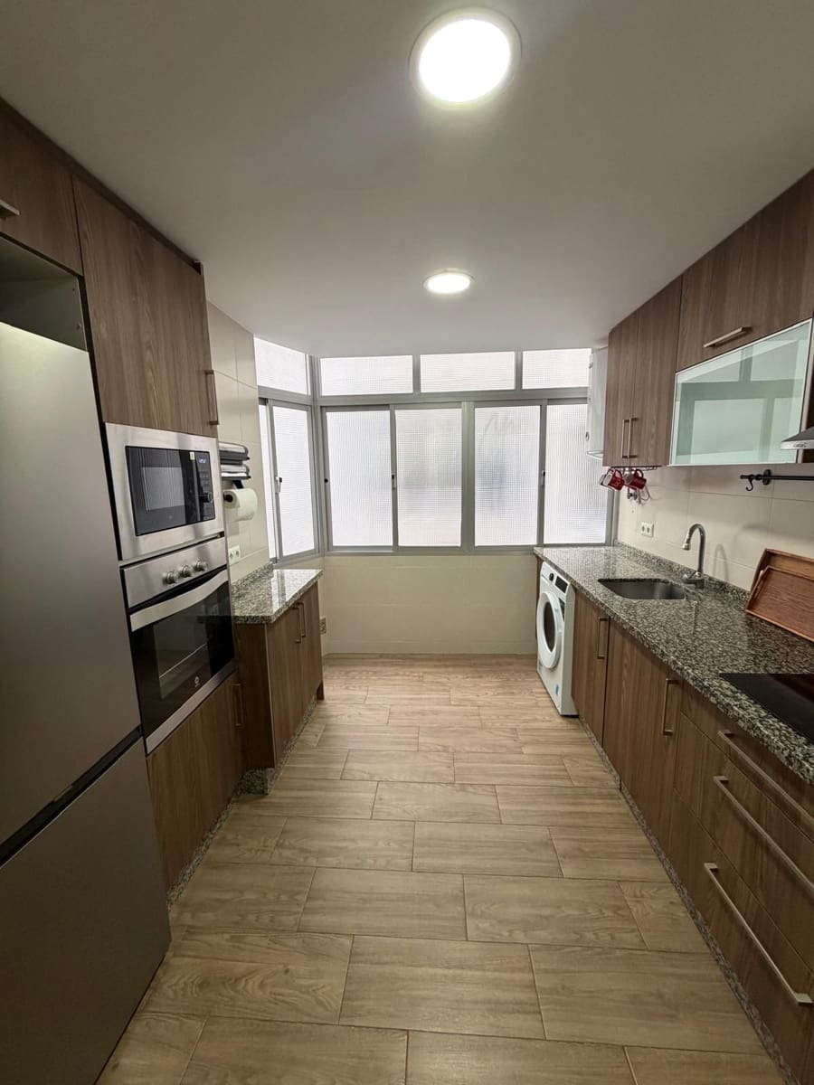 Appartement à louer à Malaga ville - 1 400 € (Ref: 9996415)