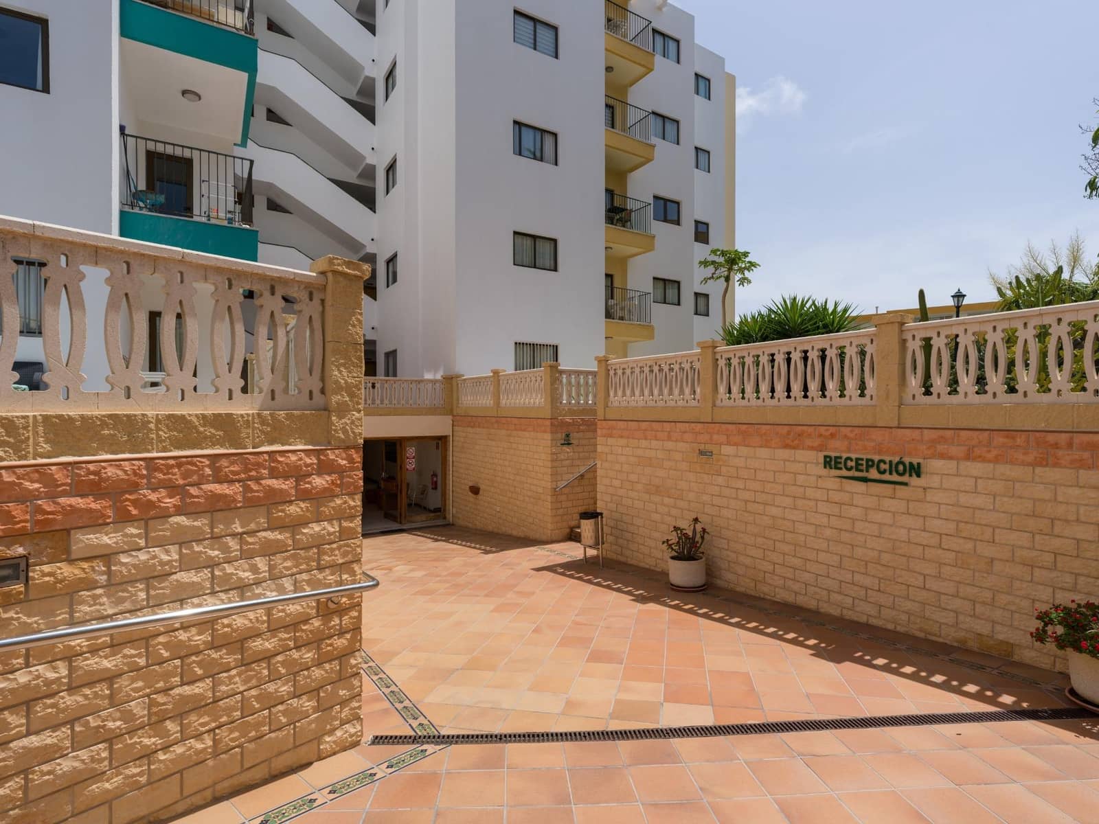 2 bedroom Apartment for sale in Playa del Ingles with pool - € 262,000 (Ref: 9755775)