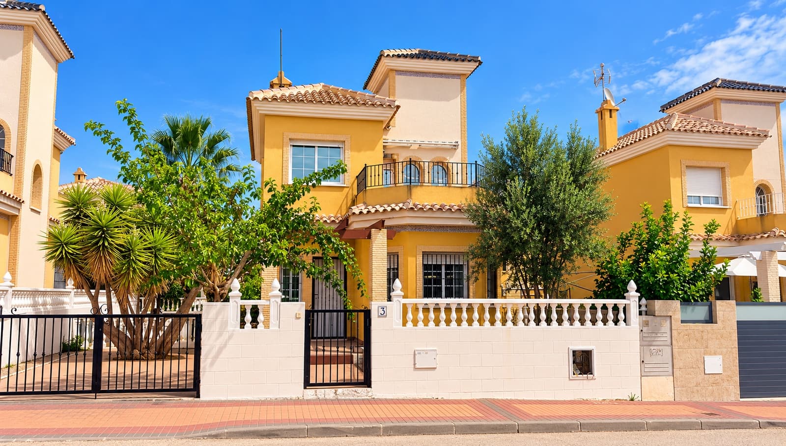 3 slaapkamer Villa te koop in Lo Crispin met zwembad - € 260.000 (Ref: 10163672)