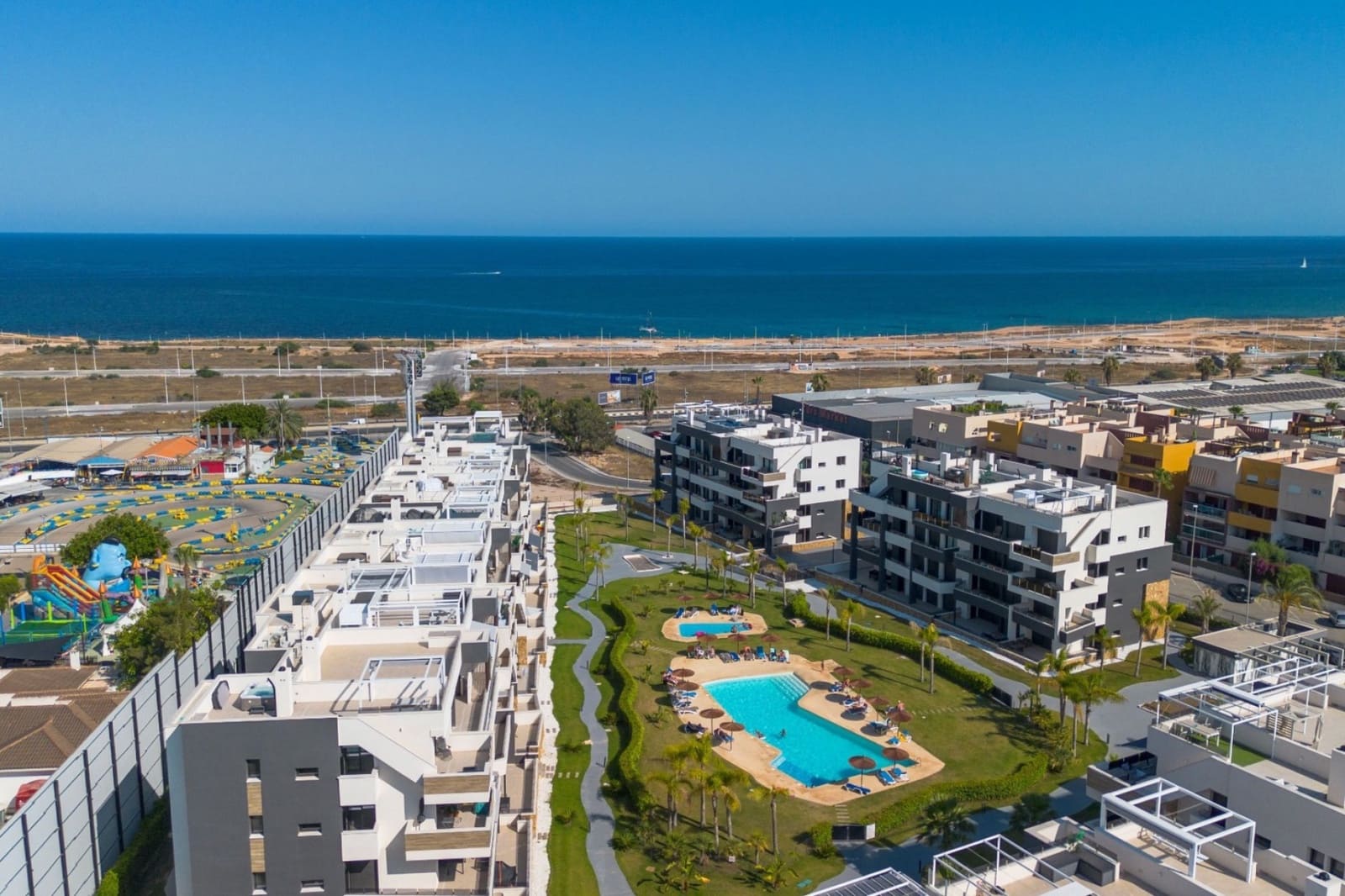 Ático de 2 habitaciones en Playa Flamenca en venta con piscina - 495.000 € (Ref: 9403821)