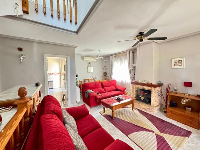 3 bedroom Villa for sale in Punta Prima, Torrevieja with pool - € 305,000 (Ref: 9403842)