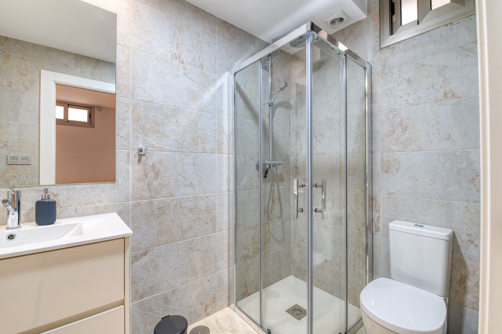 5 Zimmer Villa zu verkaufen in Villamartin mit Pool - 695.000 € (Ref: 9403869)