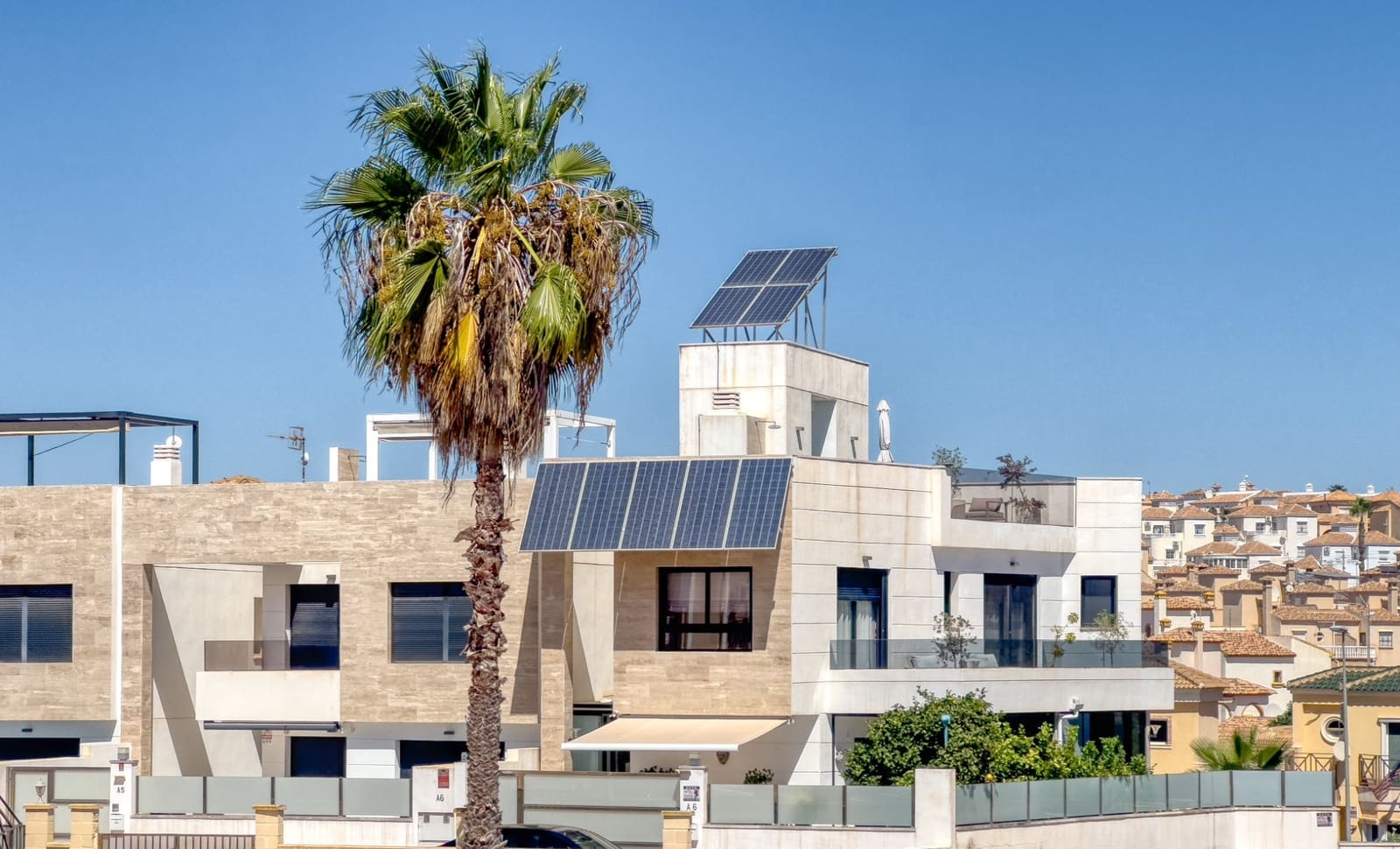 Chalet de 3 habitaciones en Villamartin en venta con piscina - 495.000 € (Ref: 9403889)